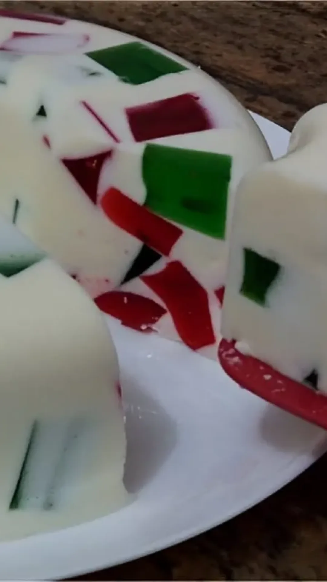 Pudim de coco com mosaico de gelatina uma sobremesa deliciosa para qualquer dia da semana