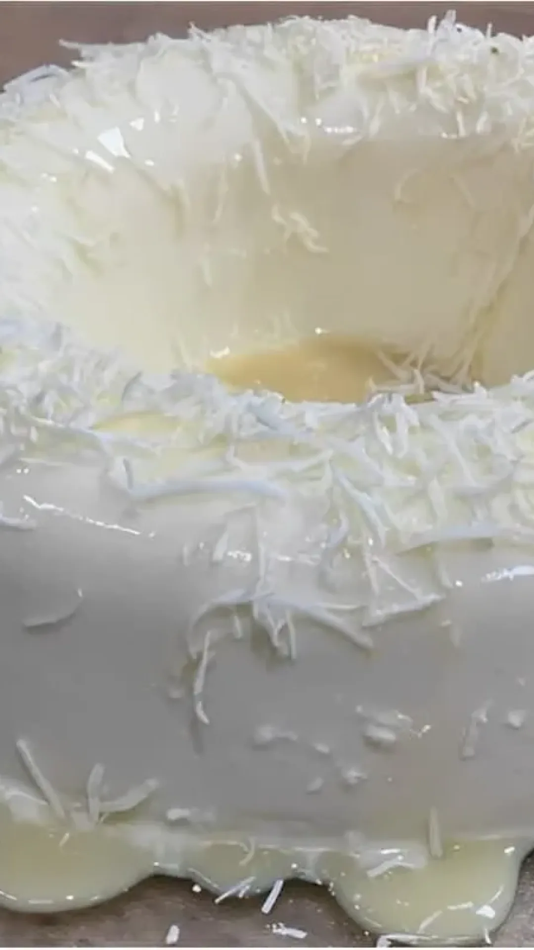 Pudim de coco de geladeira sem ovos muito fácil é só bater os ingredientes e colocar pra gelar
