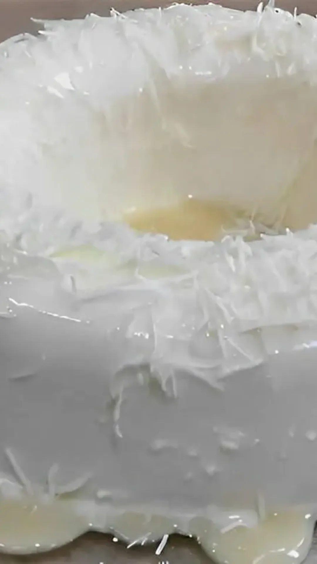 Pudim de coco delicioso sem ovos e sem forno é só bater os ingredientes e levar para gelar