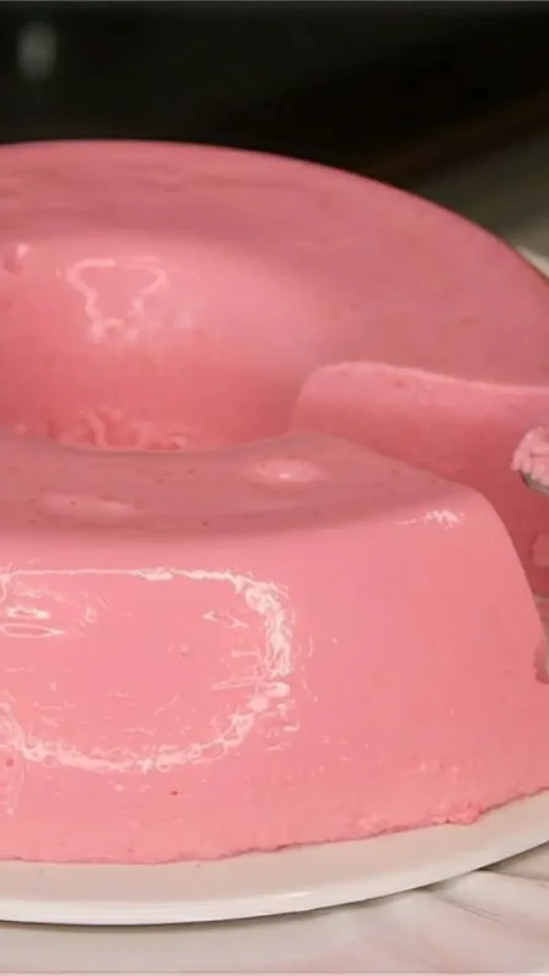 Pudim de gelatina sabor morango mas pode fazer de qualquer sabor é simples e prático