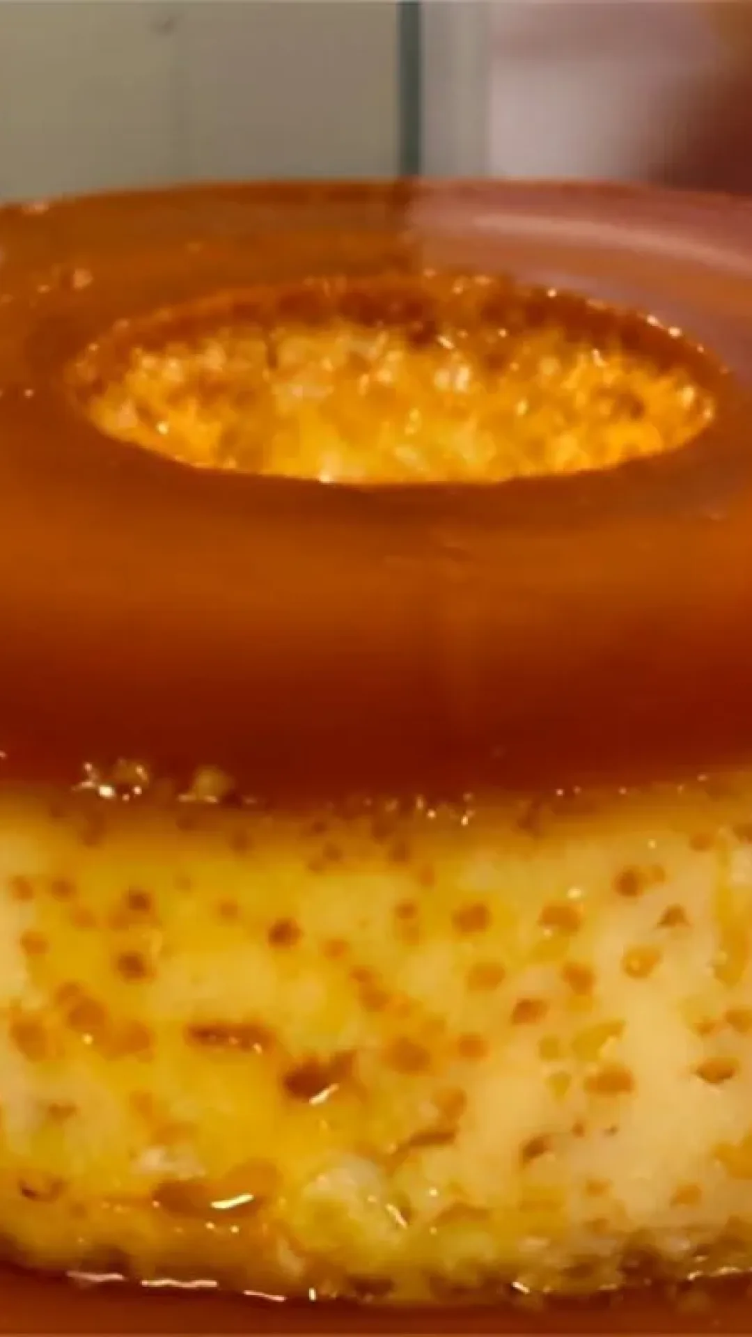 Pudim de leite condensado com furinhos uma sobremesa que não pode faltar na sua ceia