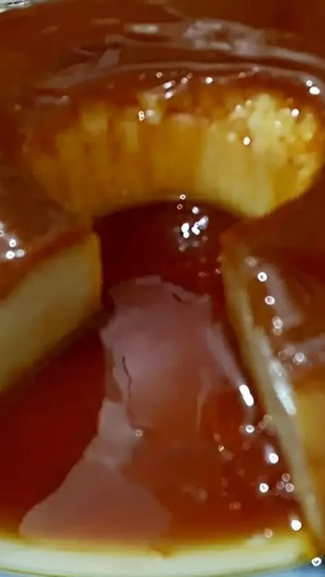 Pudim de leite condensado com um ingrediente secreto que não deixa ele quebrar na hora de desenformar