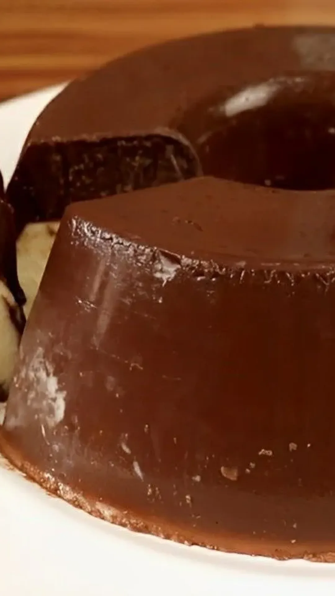 Pudim de leite ninho com chocolate muito saboroso e refrescante