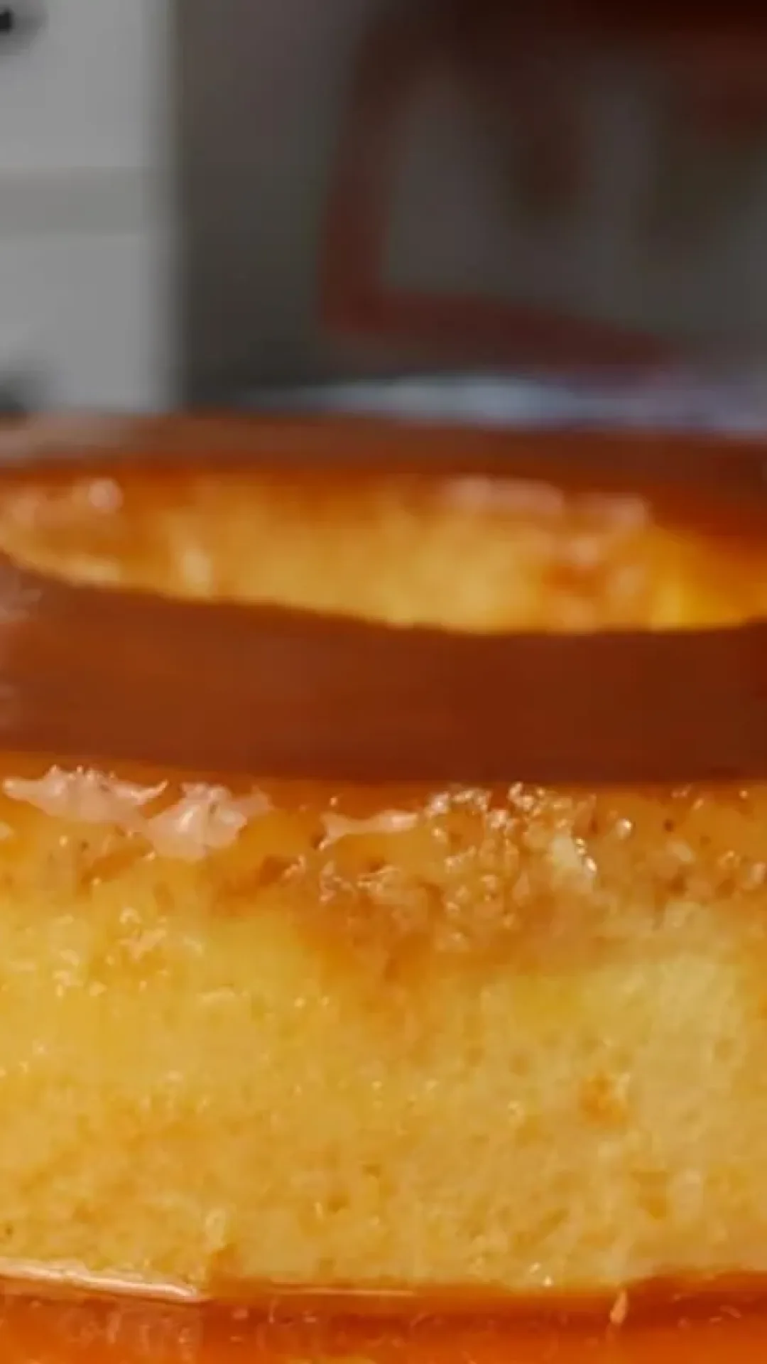 Pudim de leite tradicional com leite condensado uma sobremesa feita com apenas 4 ingredientes