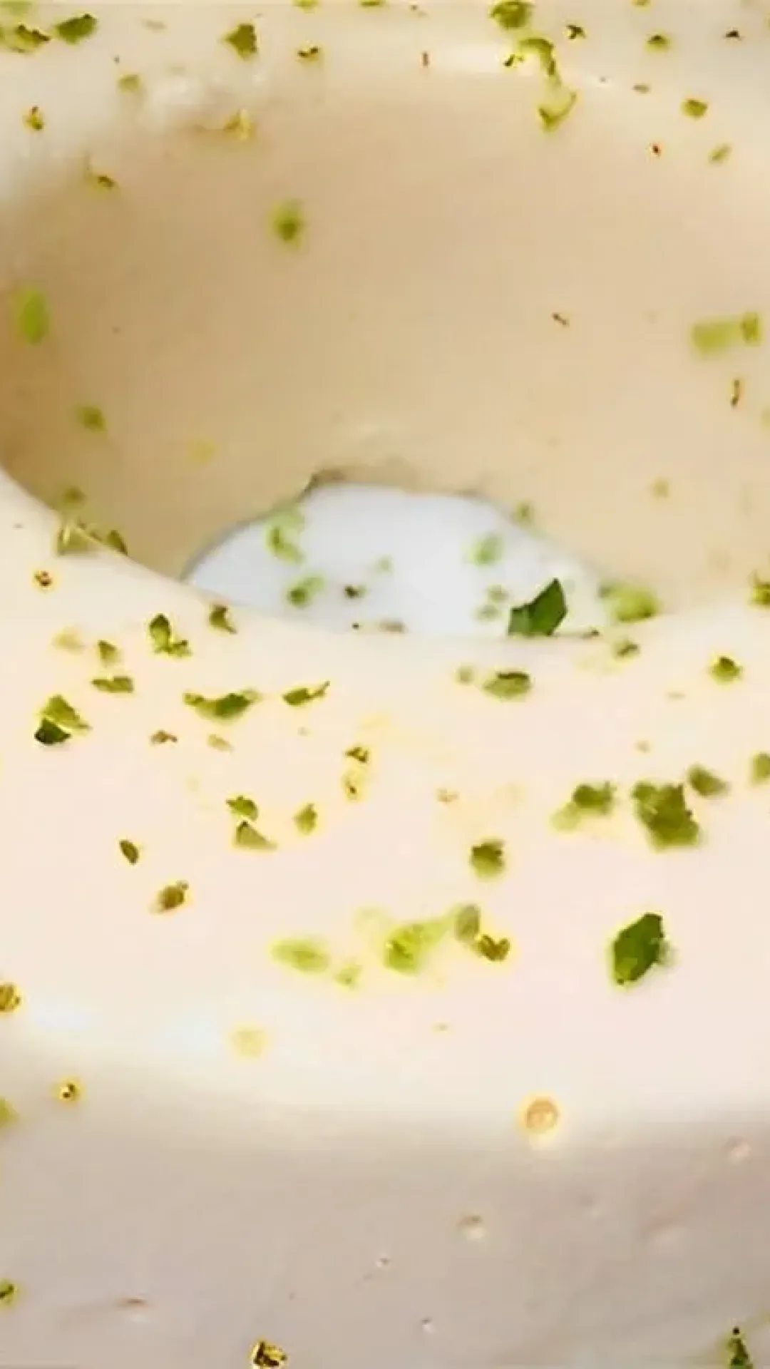 Pudim de limão sem ovos e que não vai ao forno é só bater os ingredientes e levar à geladeira