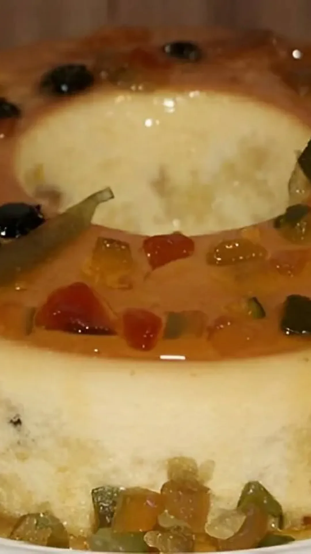 Pudim de panetone um pudim firme com frutas que é sucesso no natal