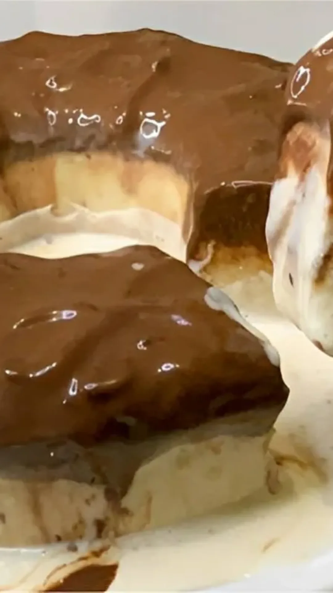 Pudim de sorvete com calda de chocolate uma sobremesa maravilhosa que é a cara do natal
