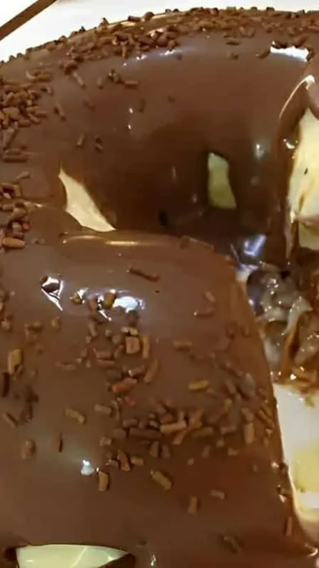 Pudim de sorvete com cobertura de chocolate: a melhor sobremesa para o seu fim de semana
