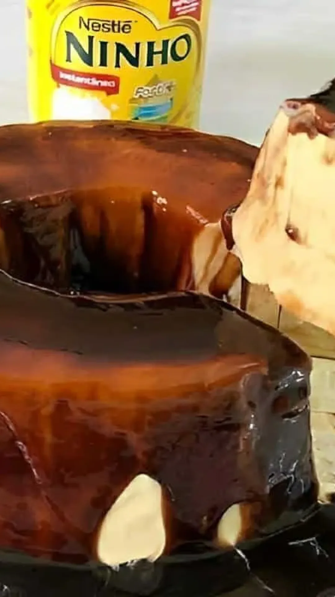Pudim de sorvete de Leite Ninho com calda uma sobremesa perfeita para dias quentes