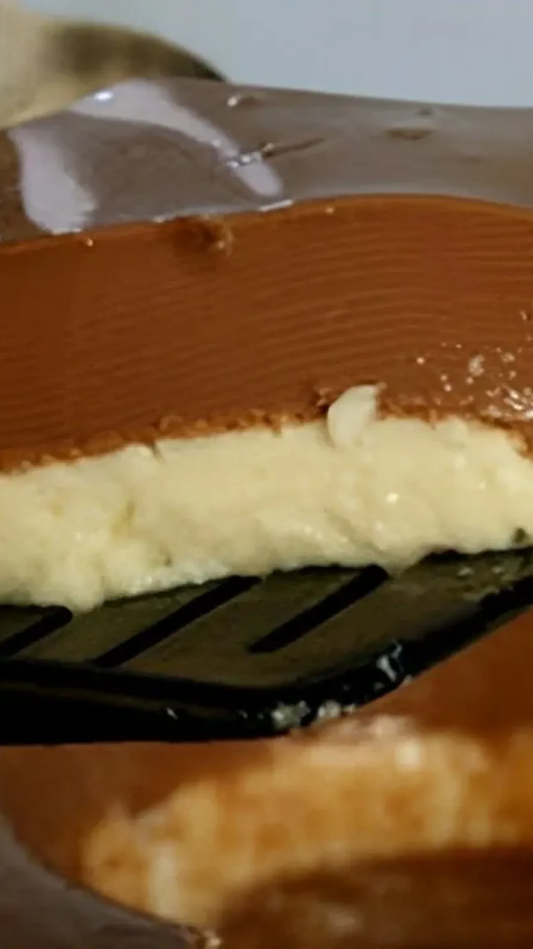 Pudim prestígio de chocolate com coco uma delícia simples e muito fácil de preparar