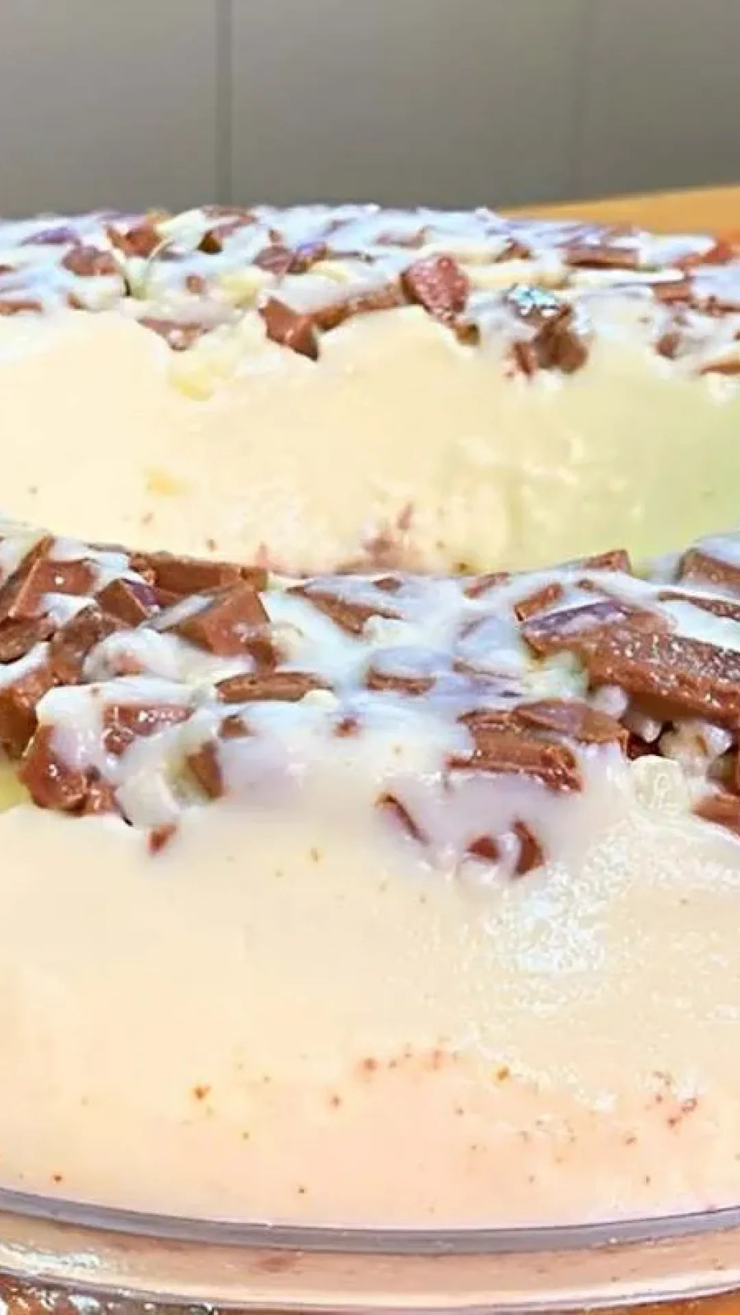 Pudim prestígio de geladeira é só bater os ingredientes no liquidificador e levar pra gelar