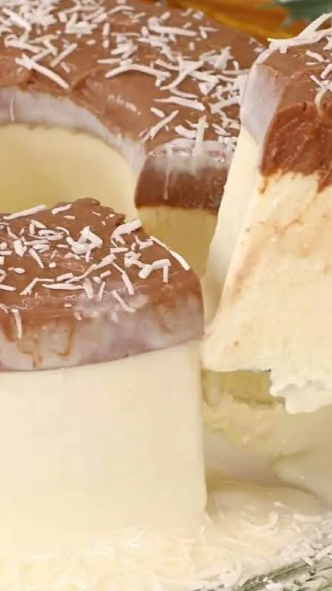 Pudim sorvete de prestígio, uma sobremesa que combina coco com chocolate de um jeito incrível