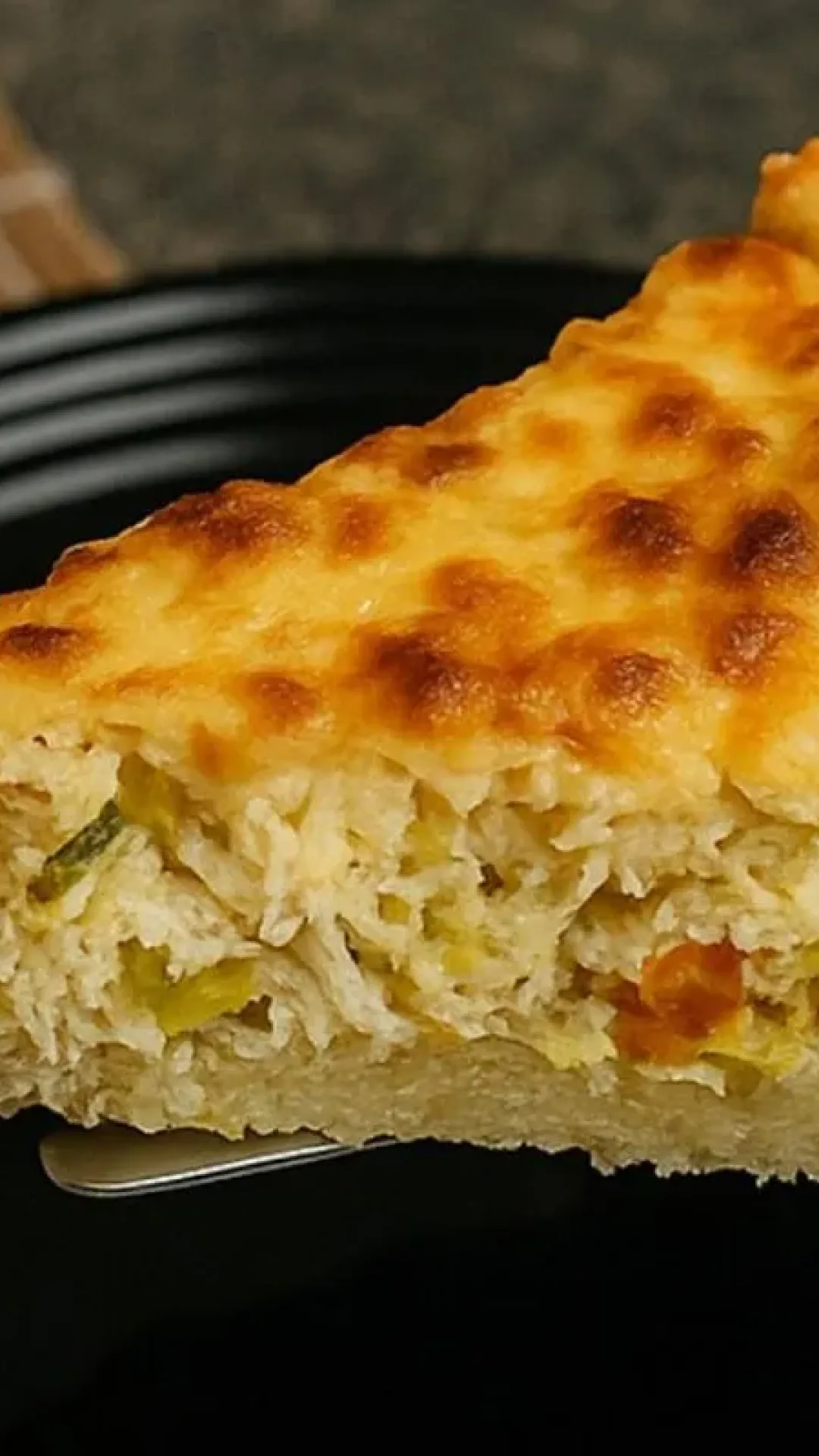 Quiche de alho-poró e frango: uma opção irresistível com um toque de cebola e salsa