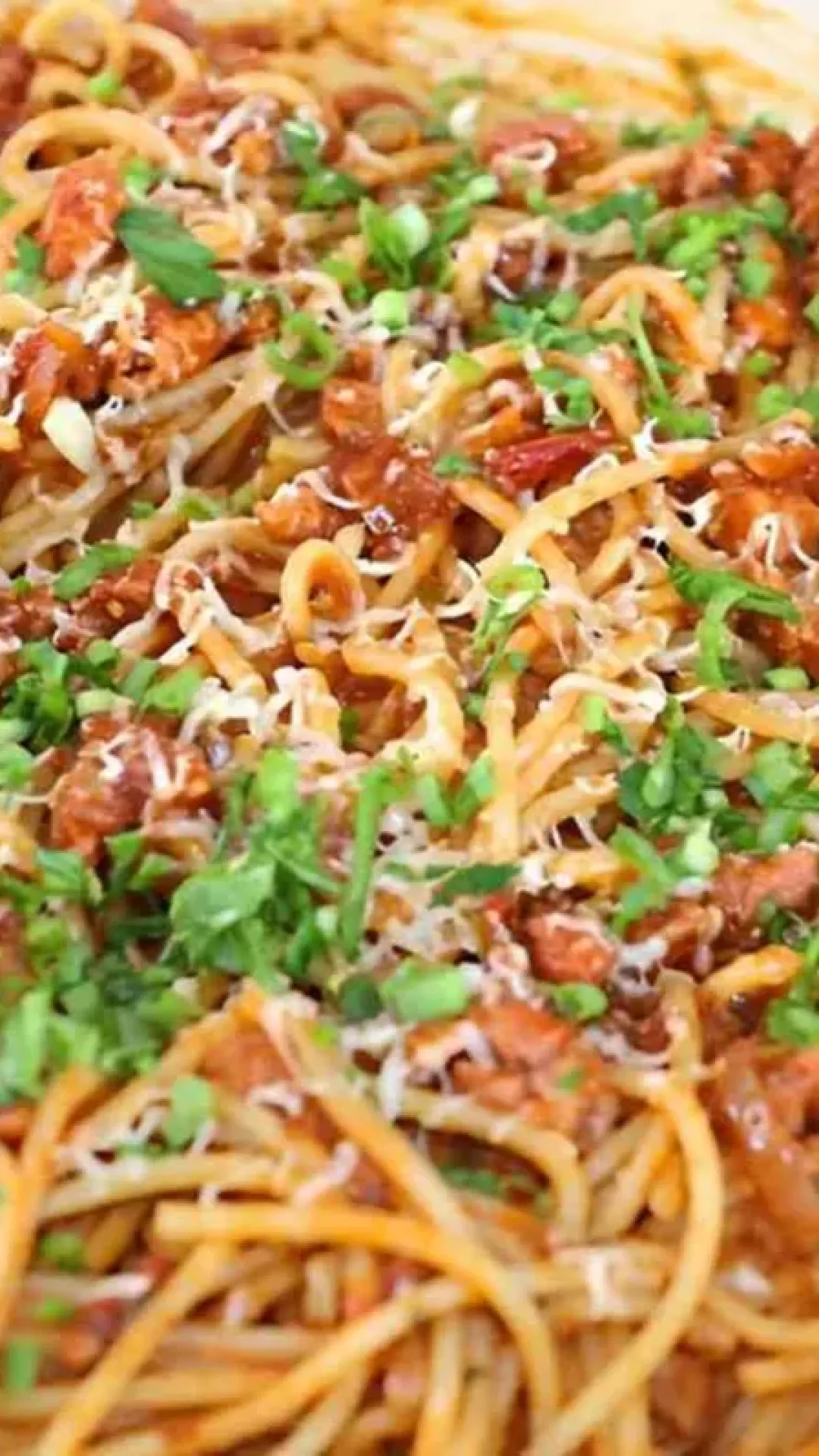 Ragú de linguiça com espaguete econômico e delicioso para a refeição do dia a dia