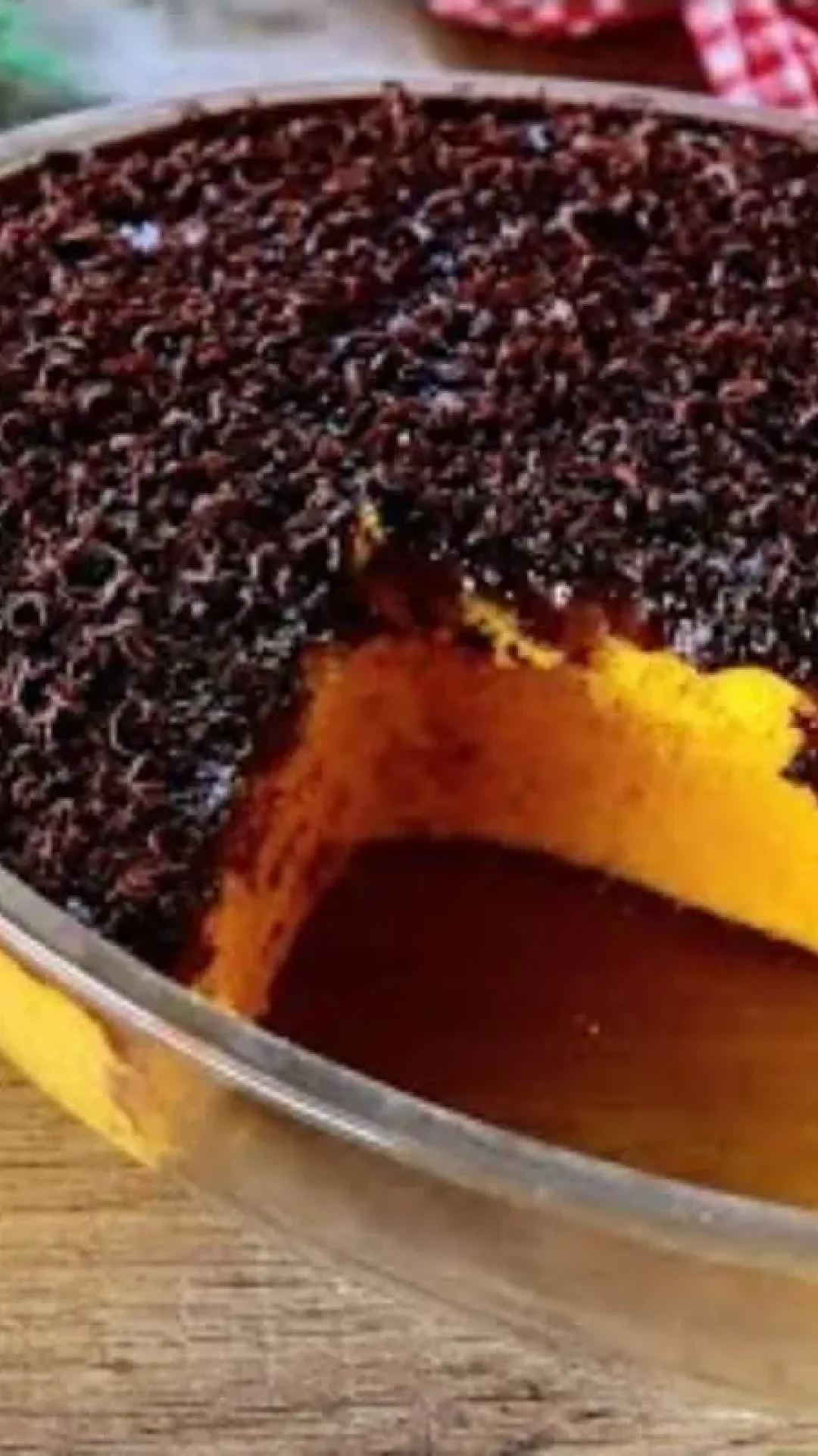 Receita de bolo de cenoura perfeito feito em 8 minutos para economizar gás e tempo no seu dia a dia