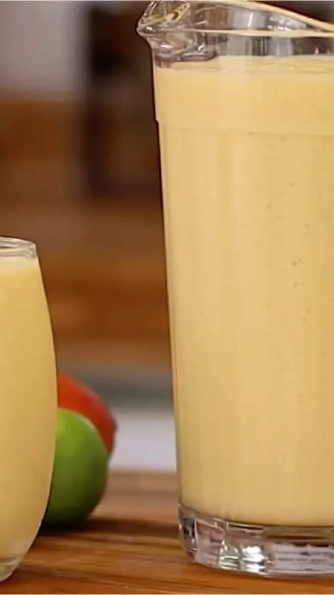 Receita de limonada alemã cremosa e refrescante, feita com o limão inteiro para um sabor surpreendente