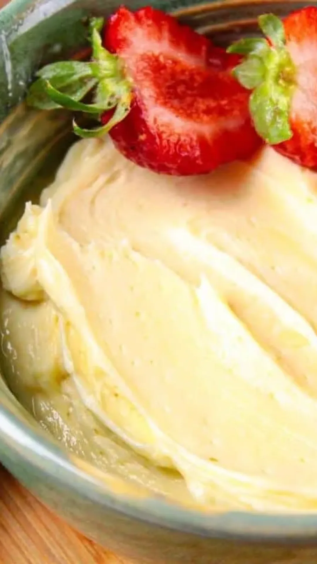 Recheio de chocolate branco estruturado que fica aerado e é perfeito para rechear bolos de festa e sobremesas finas