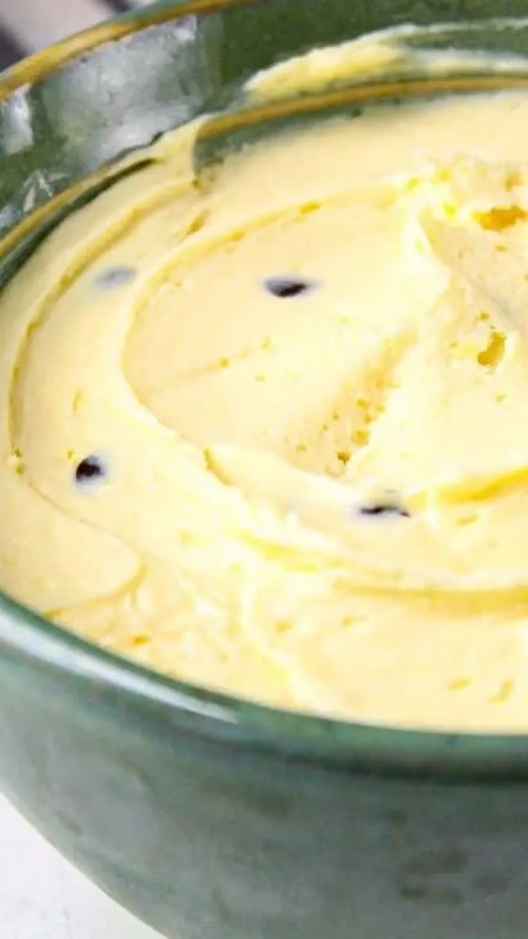 Recheio de maracujá sem fogo, um creme firme e muito saboroso para seus bolos e tortas