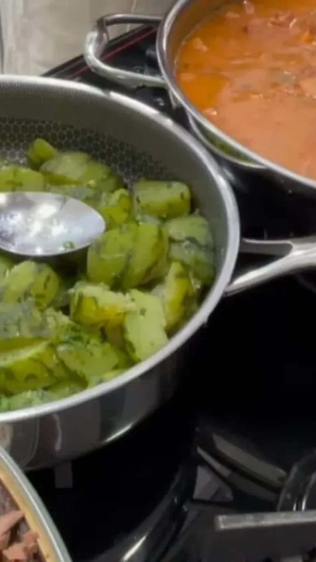 Refogado de chuchu muito bem temperadinho e suculento para você transformar esse legume em um acompanhamento de dar água na boca