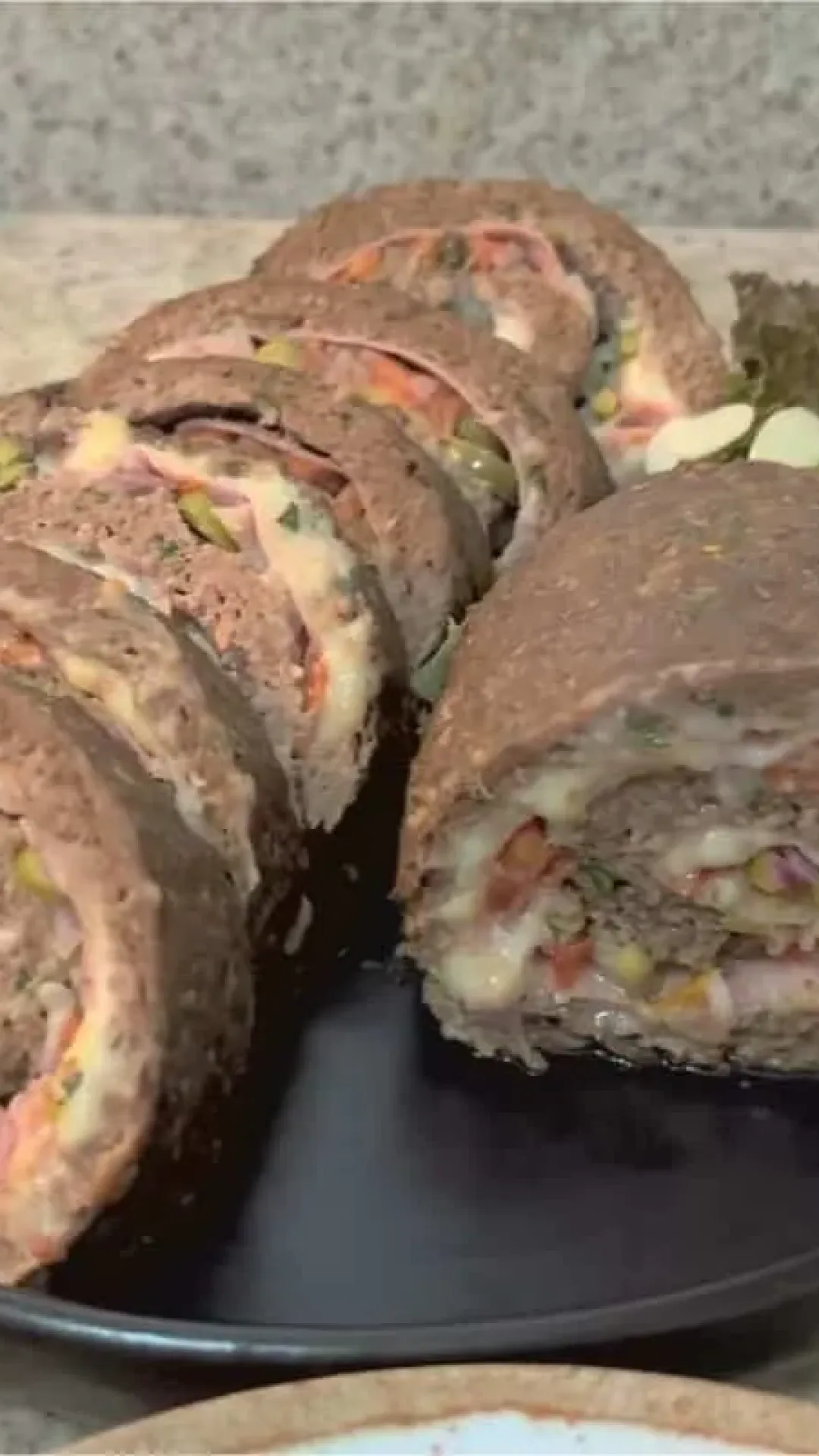 Rocambole de carne moída recheado e suculento para o almoço ou jantar