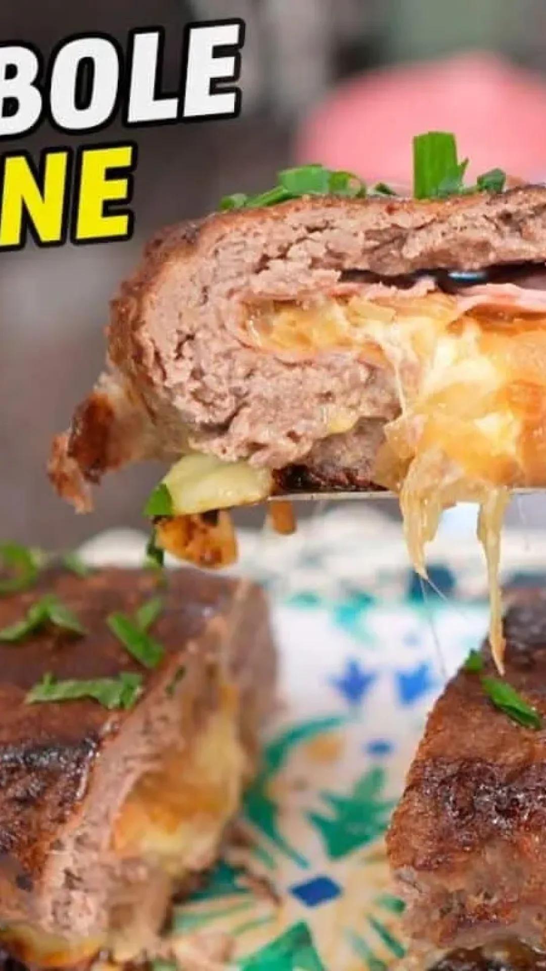 Rocambole de carne, uma carne recheada com queijo que fica muito suculenta e deliciosa