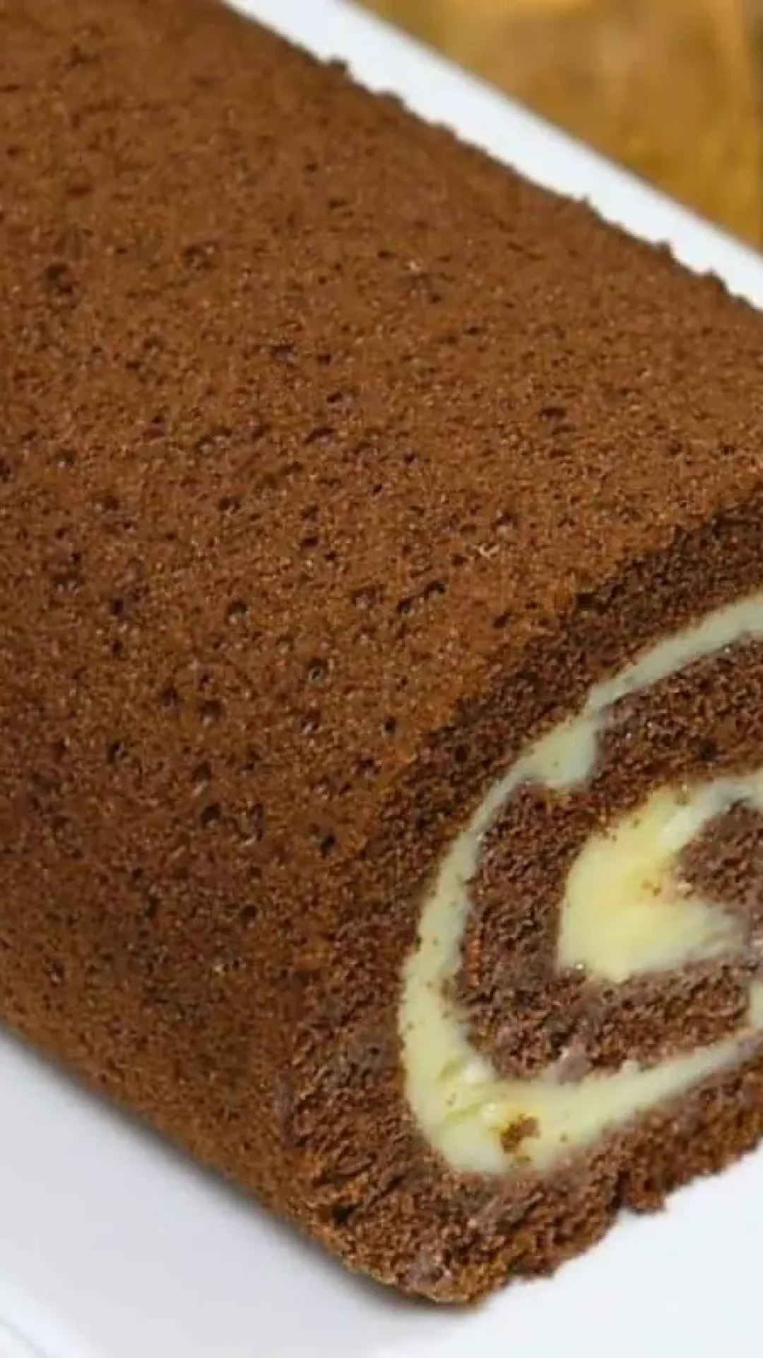 Rocambole de chocolate com leite ninho, o famoso bolo de rolo suíço que é maravilhoso