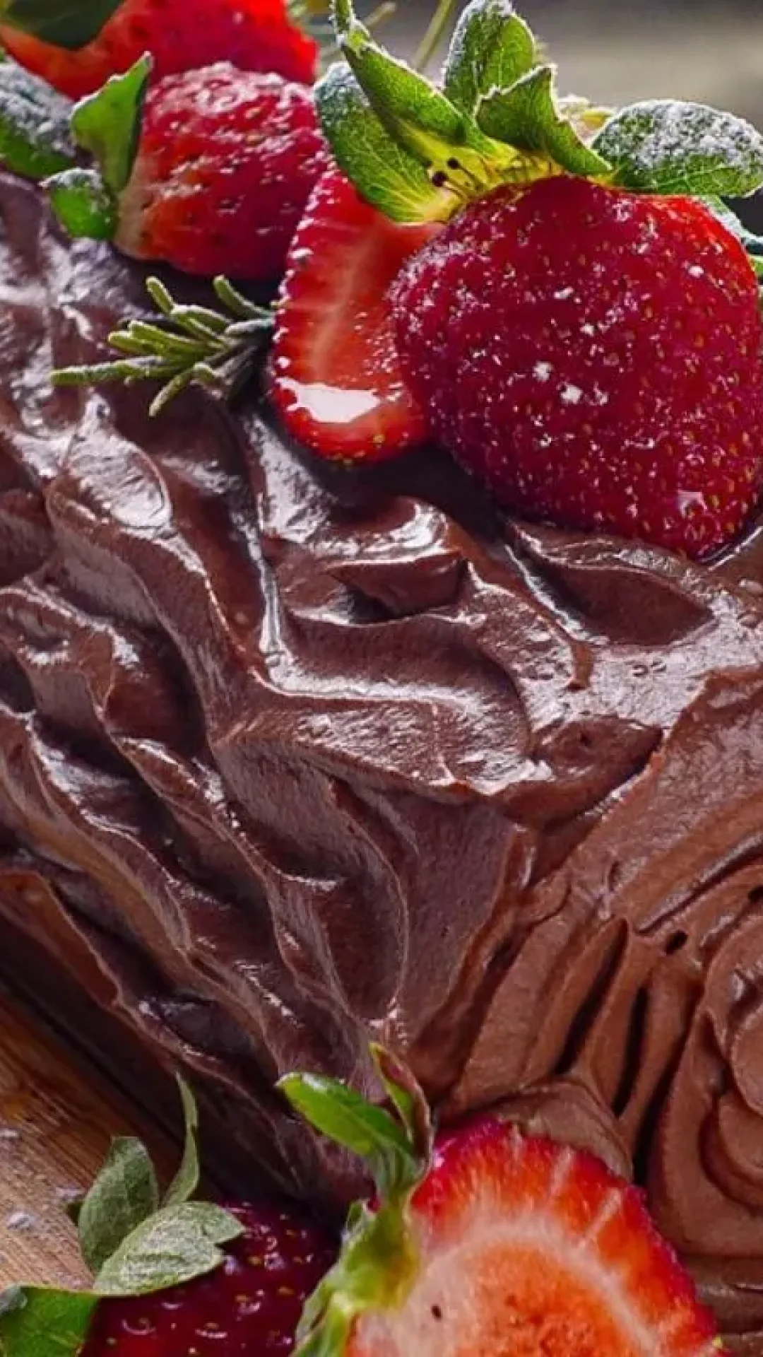 Rocambole de chocolate com recheio generoso, que parece uma sobremesa de vitrine
