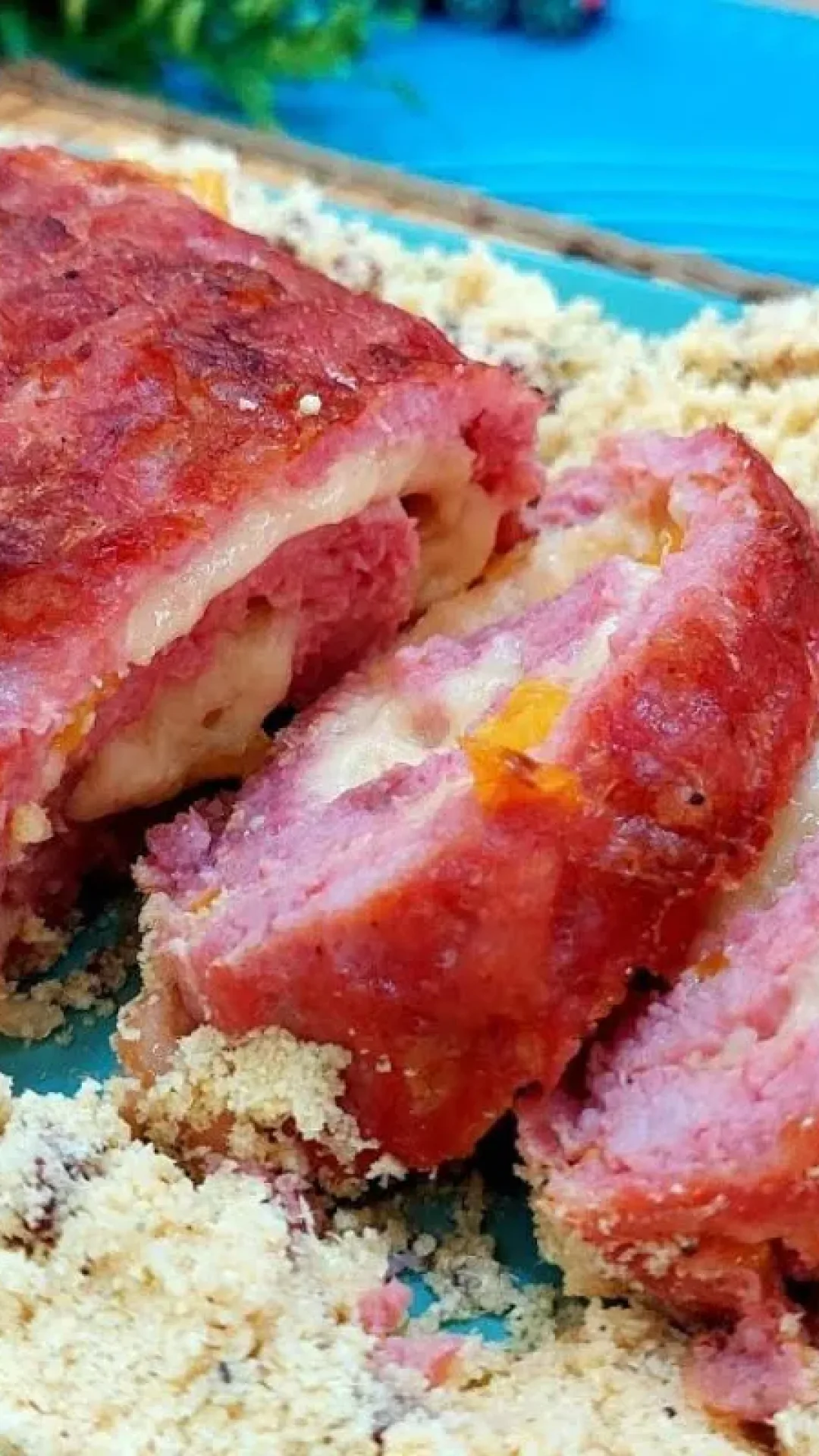 Rocambole de linguiça recheado com apenas 3 ingredientes para surpreender na ceia de réveillon