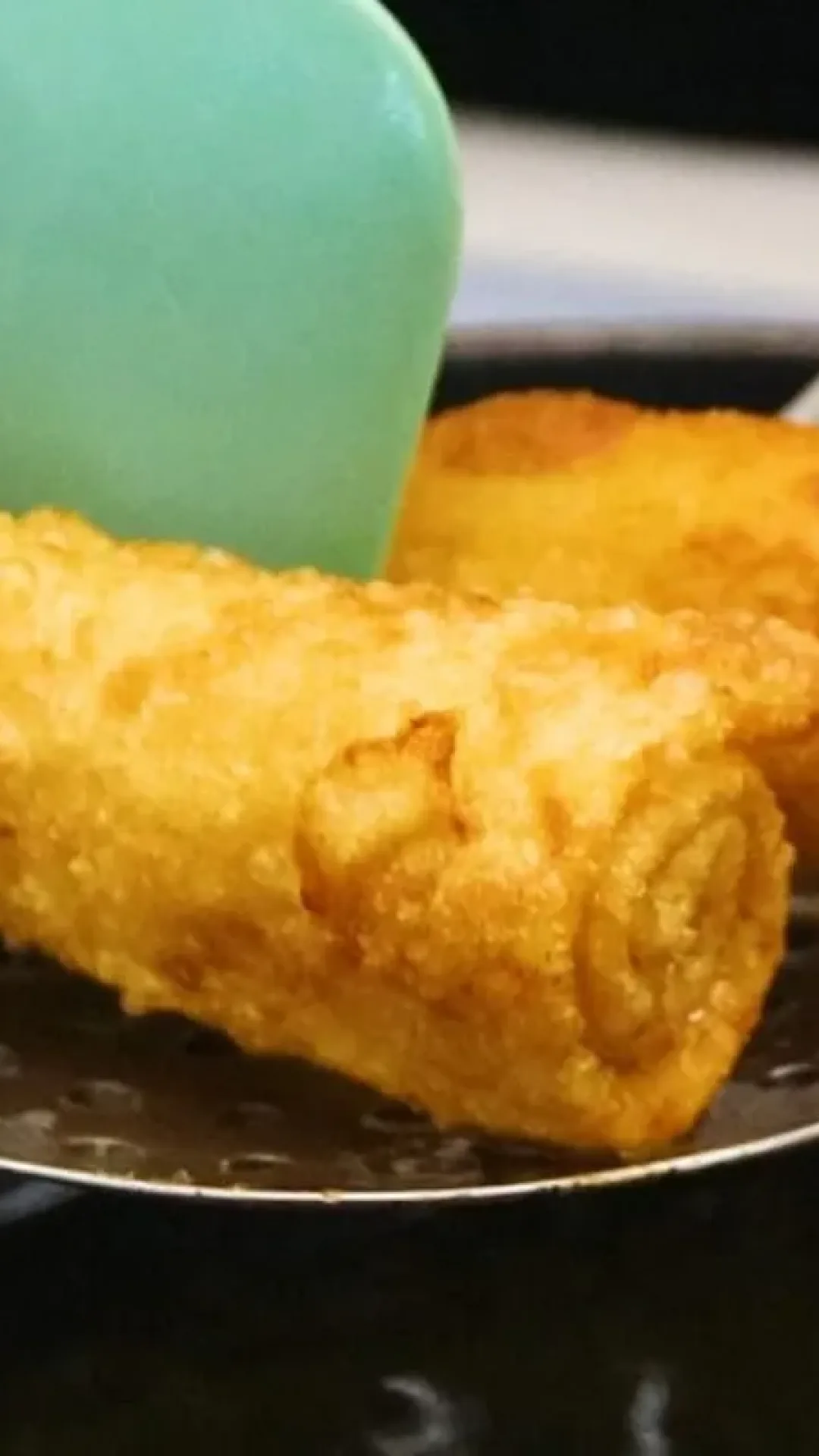 Rolinho frito e recheado ótimo para petiscar com as visitas no lanche da tarde