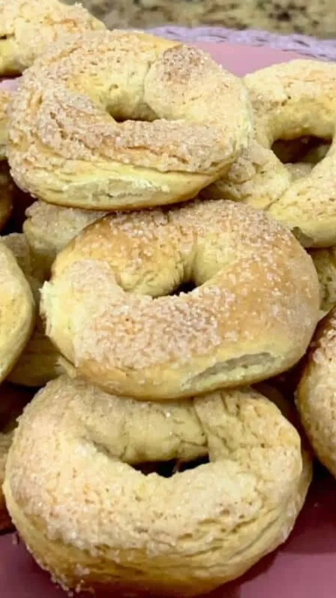 Rosquinha cristal açucarada da vovó: ótima para começar o dia no café da manhã
