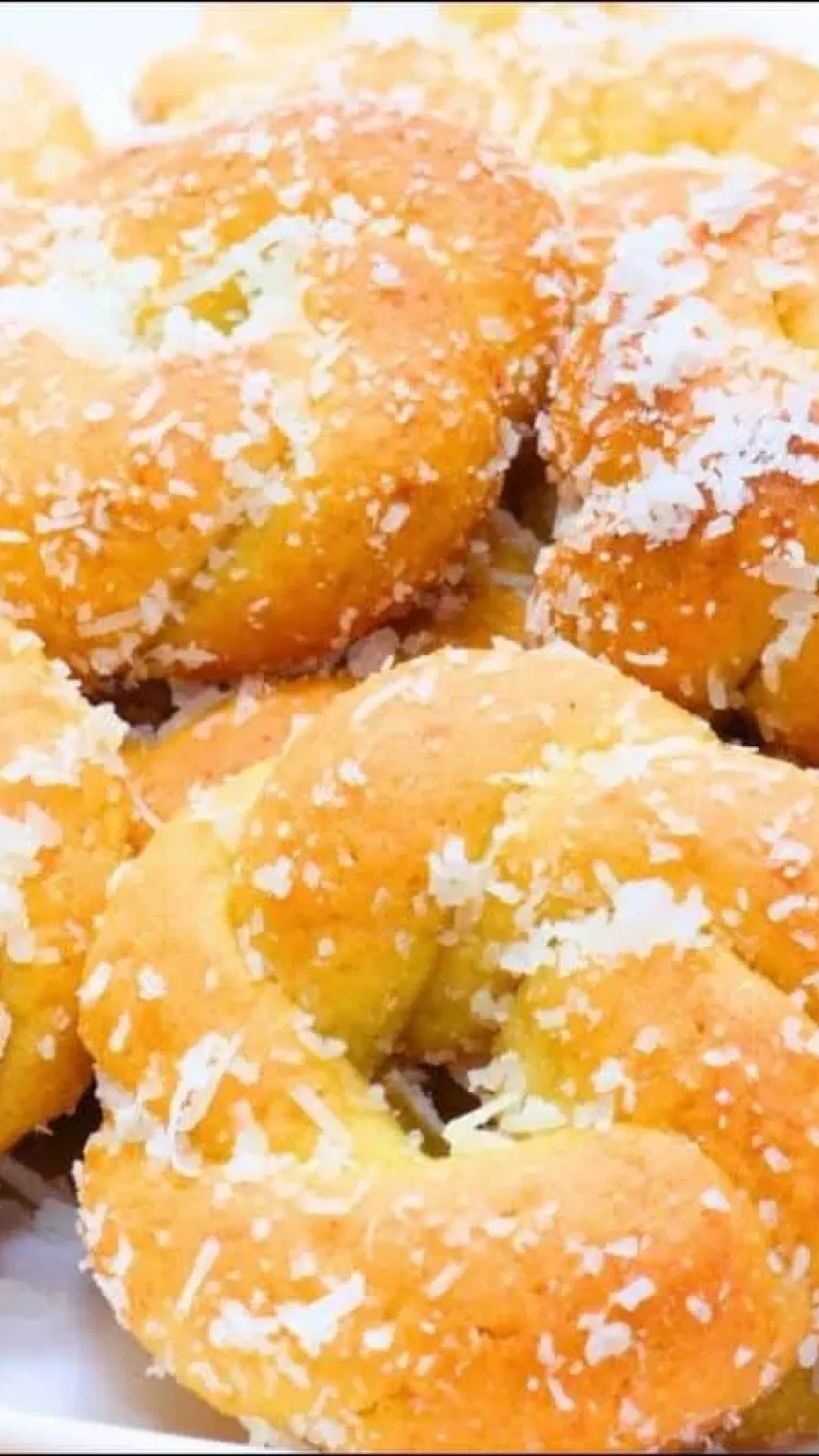 Rosquinha de coco assada que desmancha na boca, perfeita para o café da manhã ou da tarde