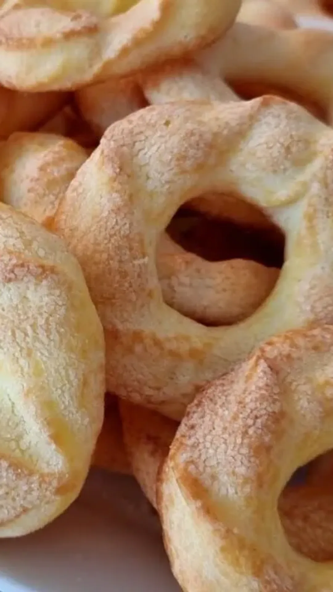 Rosquinha doce de polvilho que derrete na boca e não leva trigo
