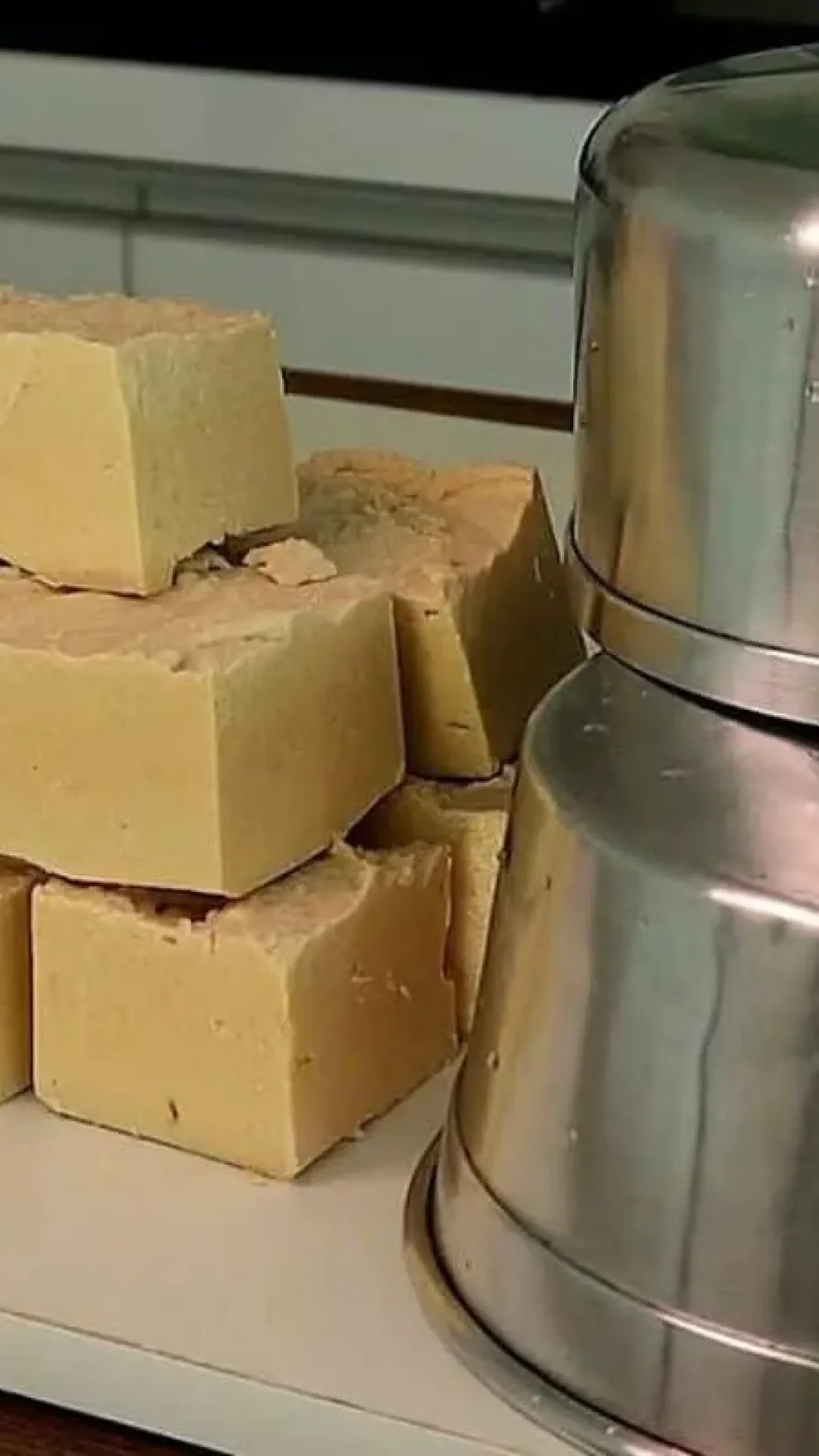 Sabão caseiro em barra com óleo usado, leva só 3 ingredientes e rende bastante