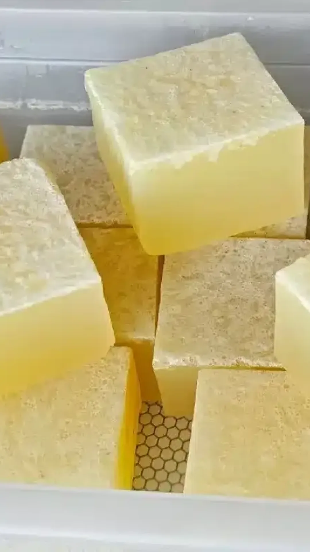 Sabão de açúcar e álcool: feito só com 2 ingredientes e limpa super bem sem esforço