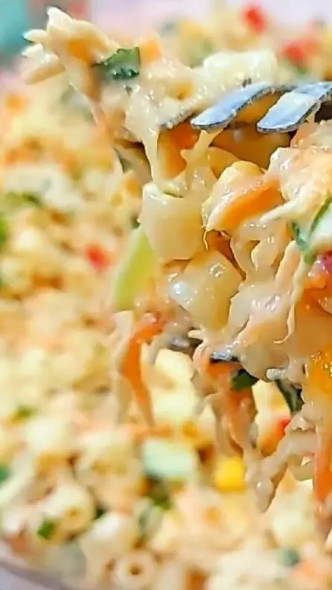Salada com macarrão completa e colorida, que leva repolho e frango e fica super gostosa