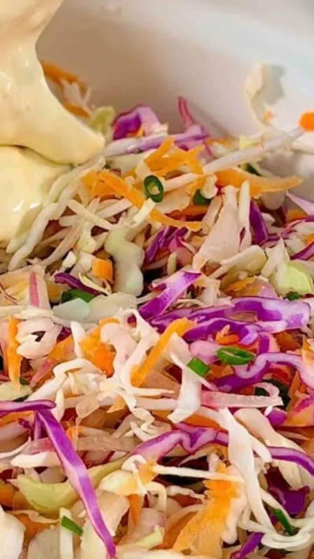 Salada cremosa, fácil de fazer e com um molho divino, perfeita para acompanhar suas refeições