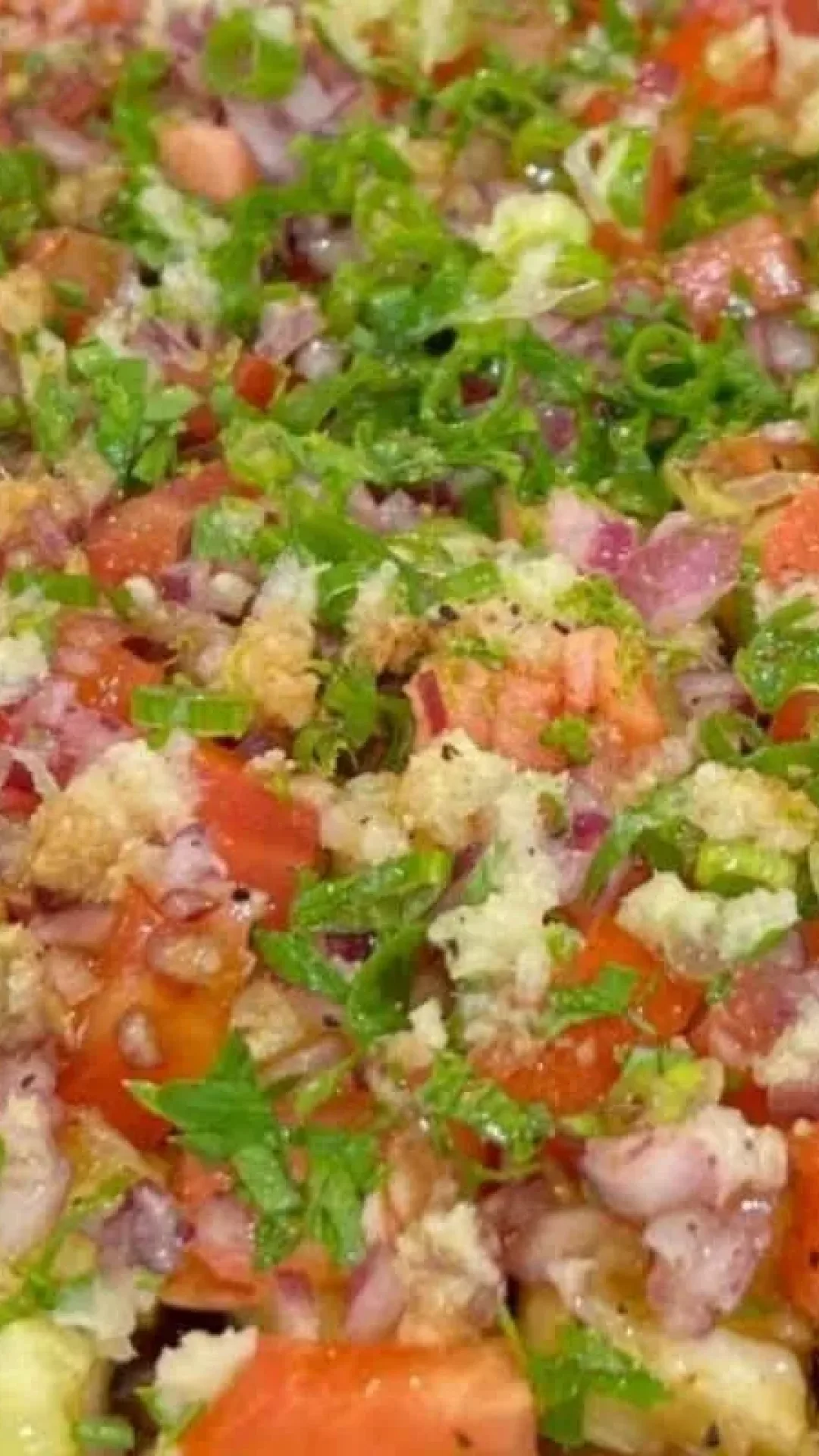 Salada de berinjela no microondas que fica colorida e saborosa, um acompanhamento  prático e saudável