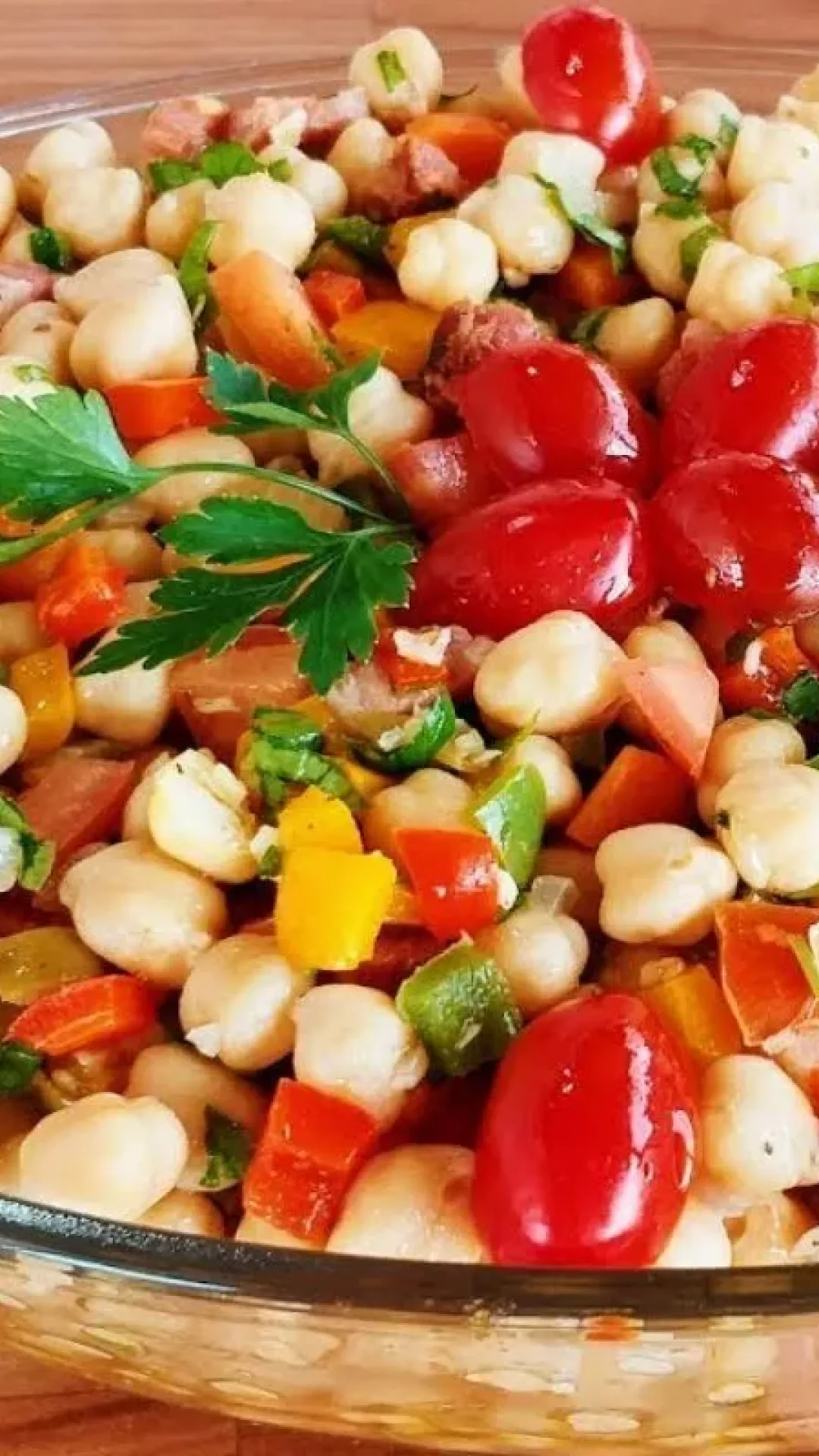Salada de grão de bico refrescante e completa: aprenda o tempero secreto para servir como prato principal nos dias quentes