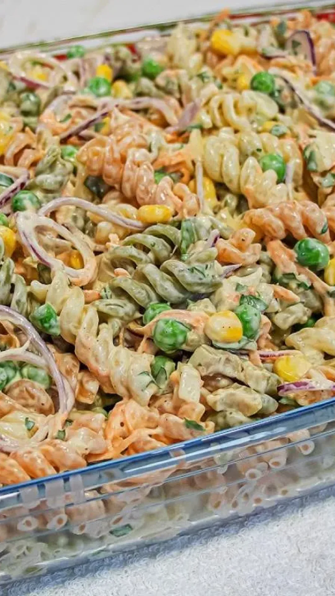 Salada de macarrão cremosa e saborosa para você acompanhar qualquer prato do seu almoço