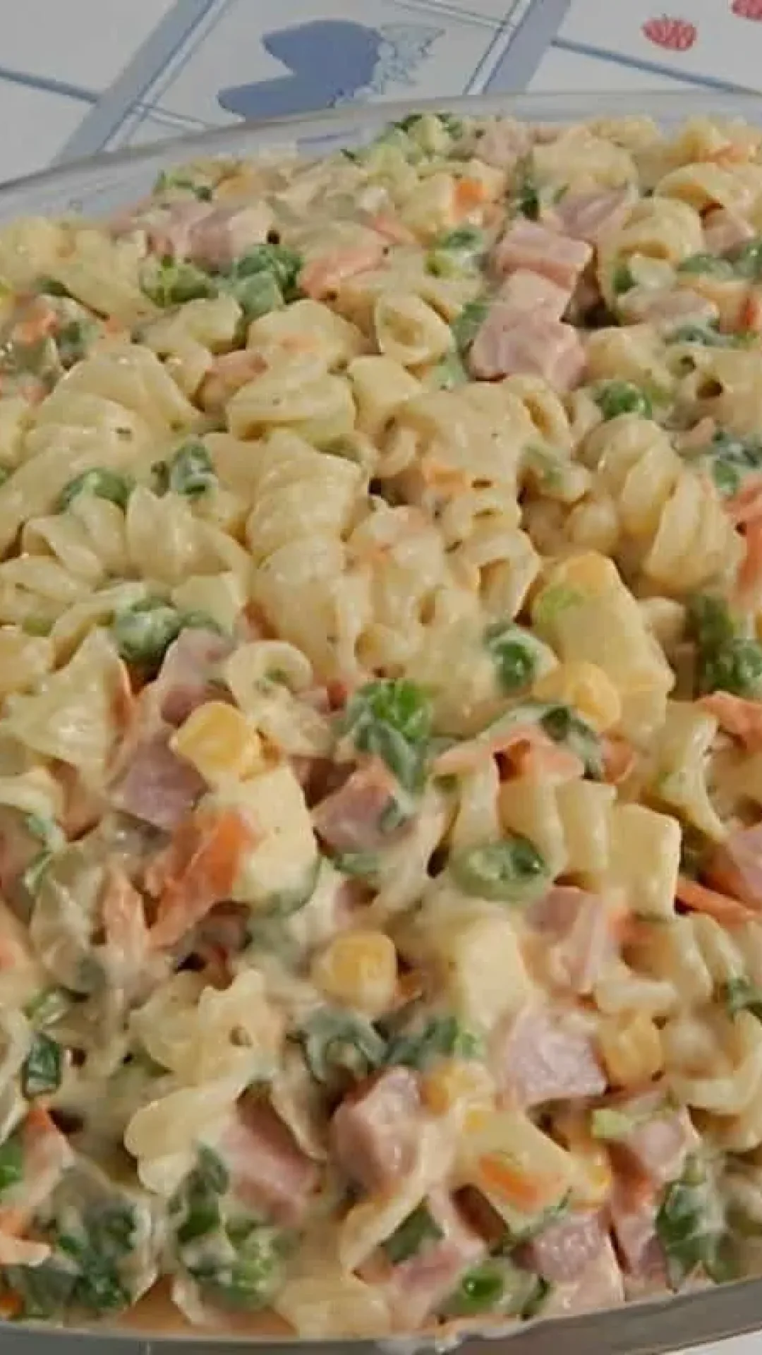 Salada de macarrão ótima para acompanhar qualquer prato do almoço de natal