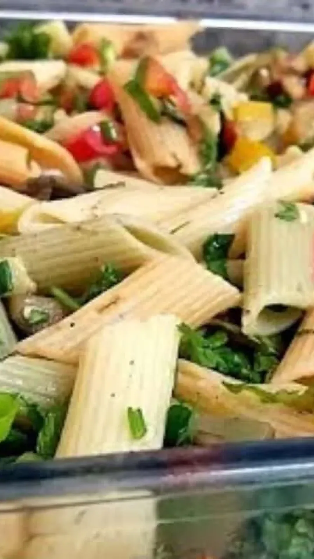 Salada de macarrão refrescante e colorida, o acompanhamento ideal para o seu almoço em família