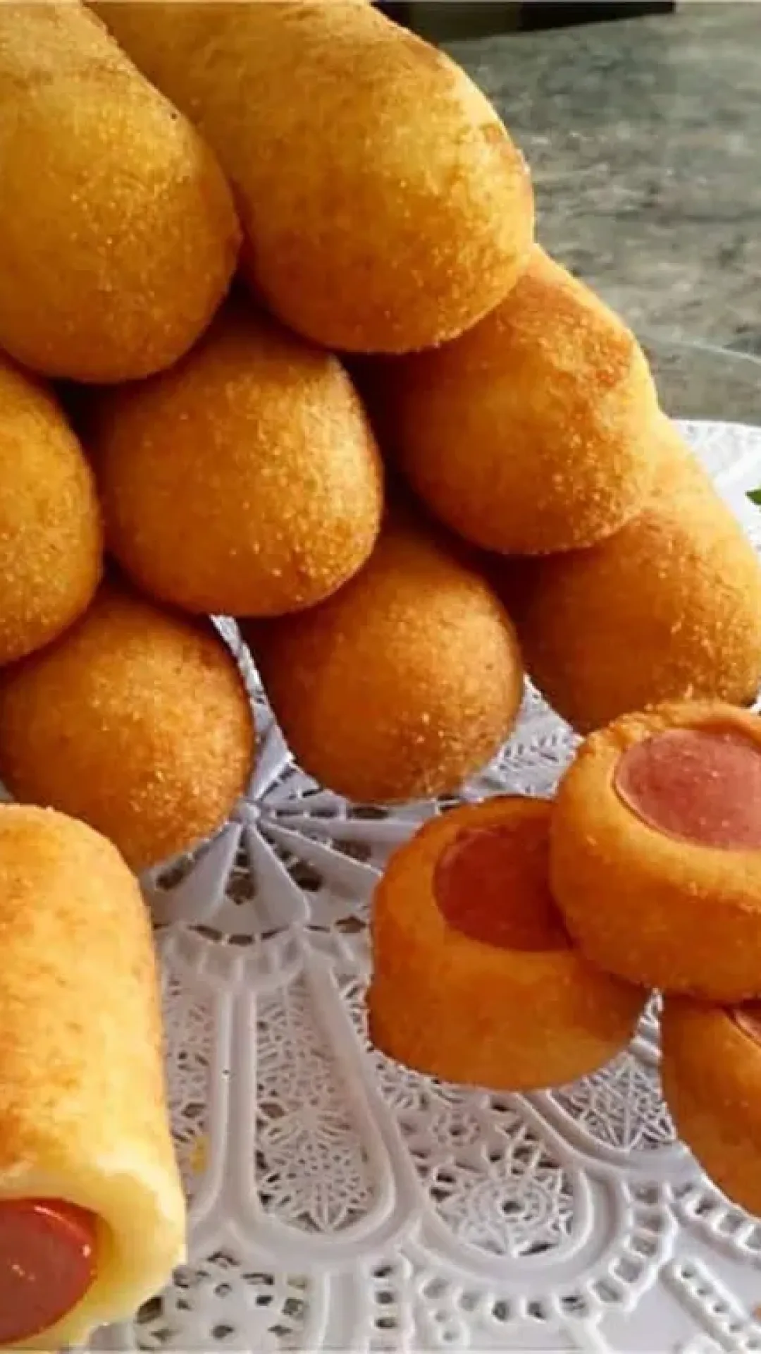 Salsicha empanada no palito um salgado delicioso e muito fácil de fazer