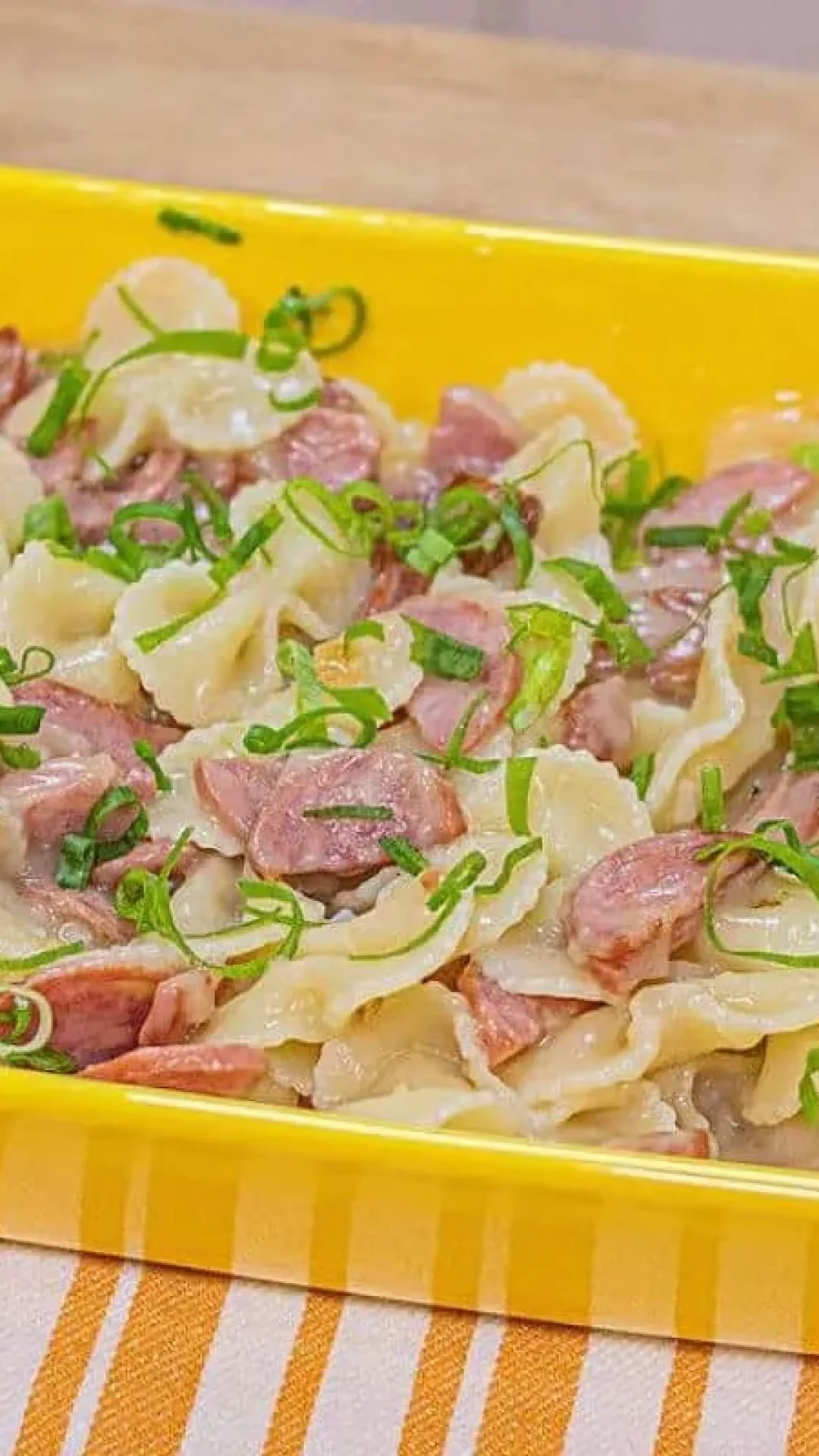 Se você está sem tempo faça esse macarrão com calabresa rápido de preparar e delicioso