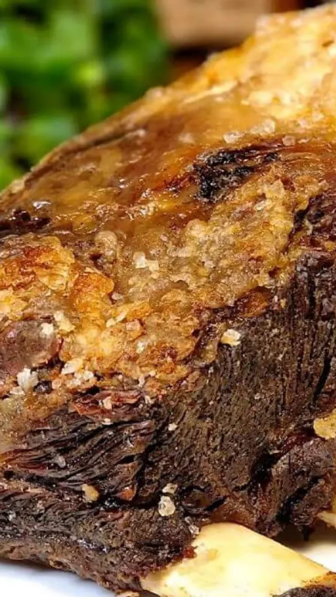 Só 2 ingredientes simples para preparar essa costela assada no forno macia e suculenta