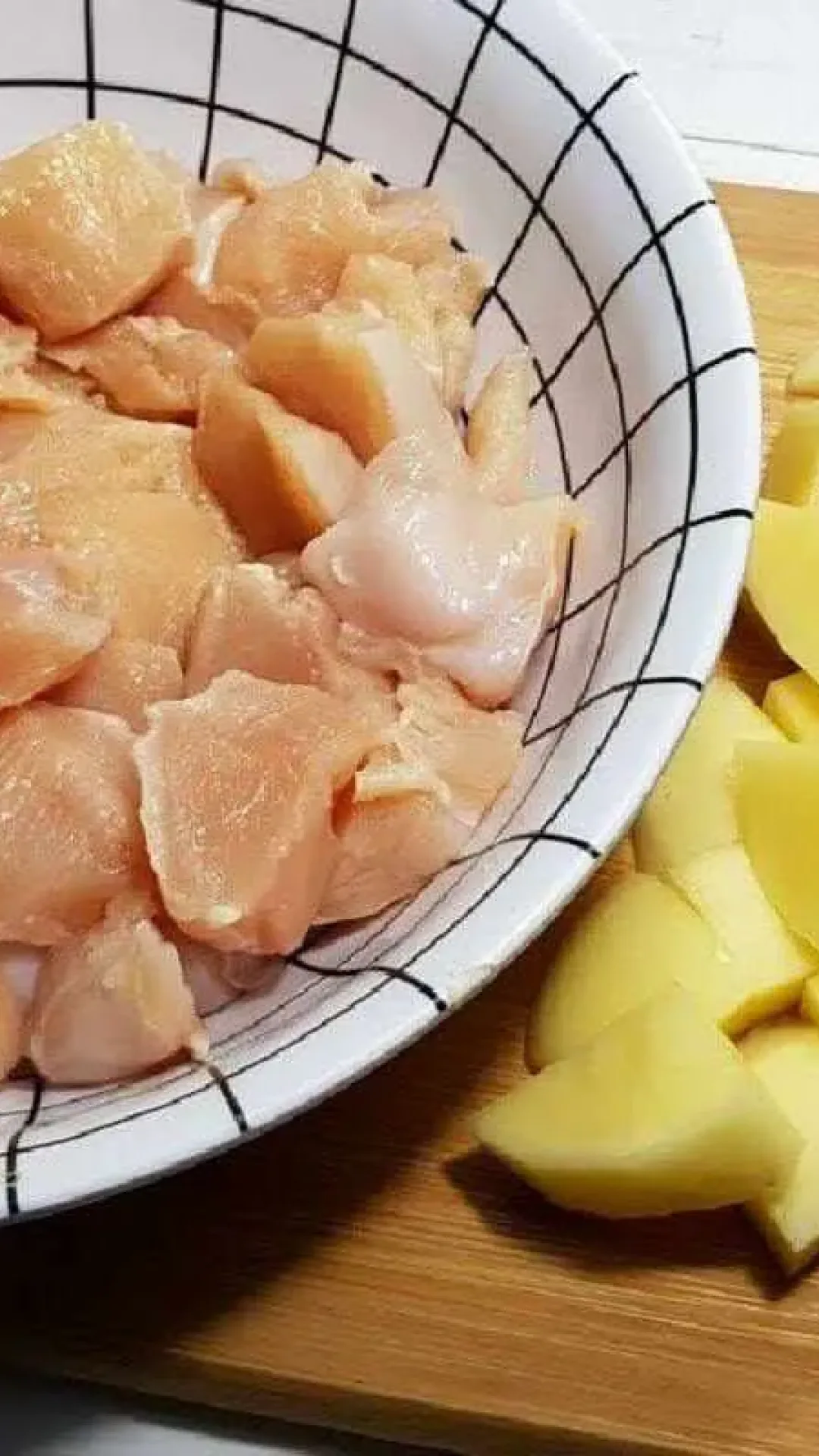 Só faça almoço em casa depois de conhecer essa receita de frango com batata incrível