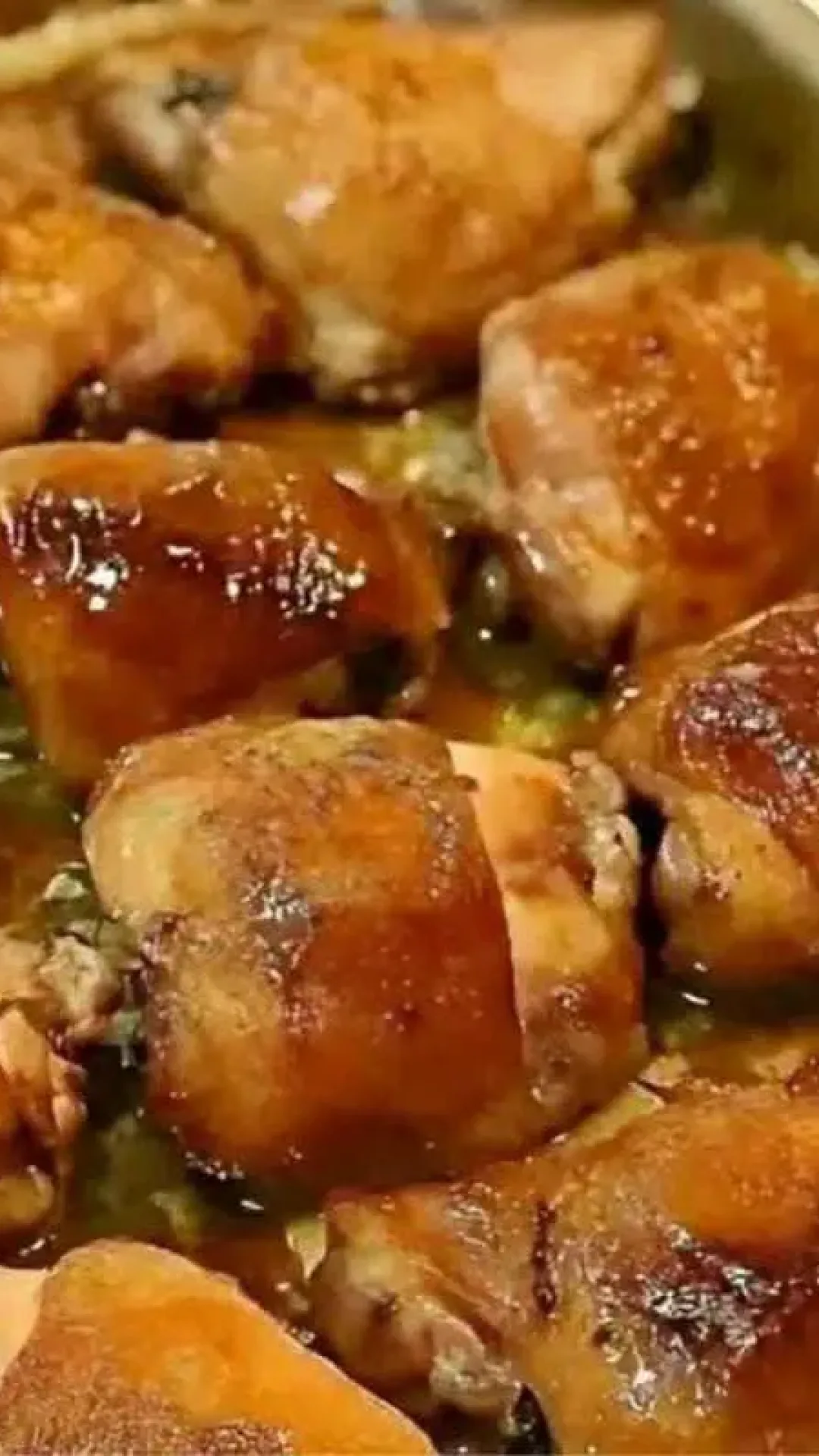 Sobrecoxa de frango assada com tempero da roça que fica suculenta e não seca
