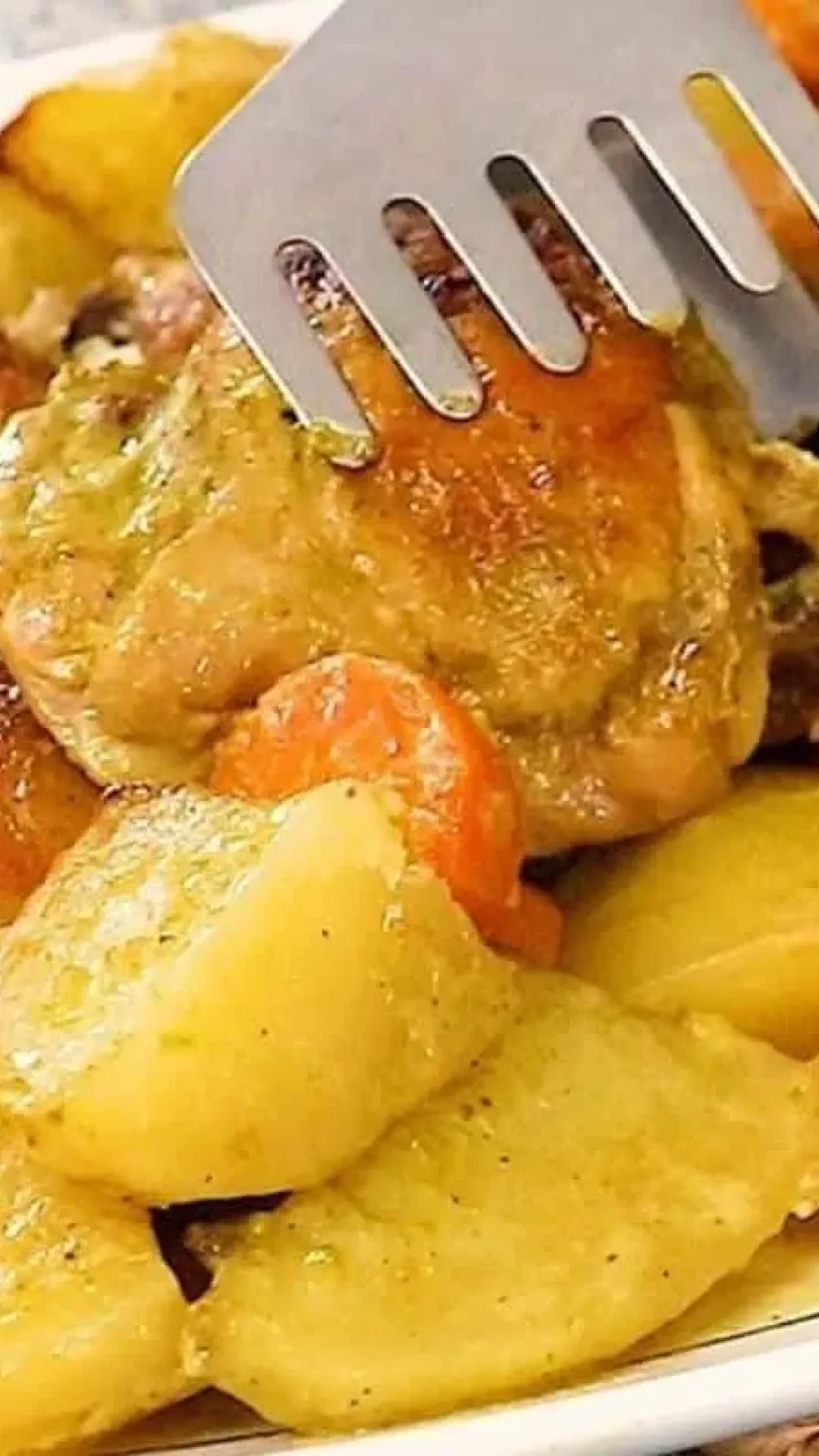 Sobrecoxa de frango de frango com legumes para o natal sem gastar muito tempo na cozinha