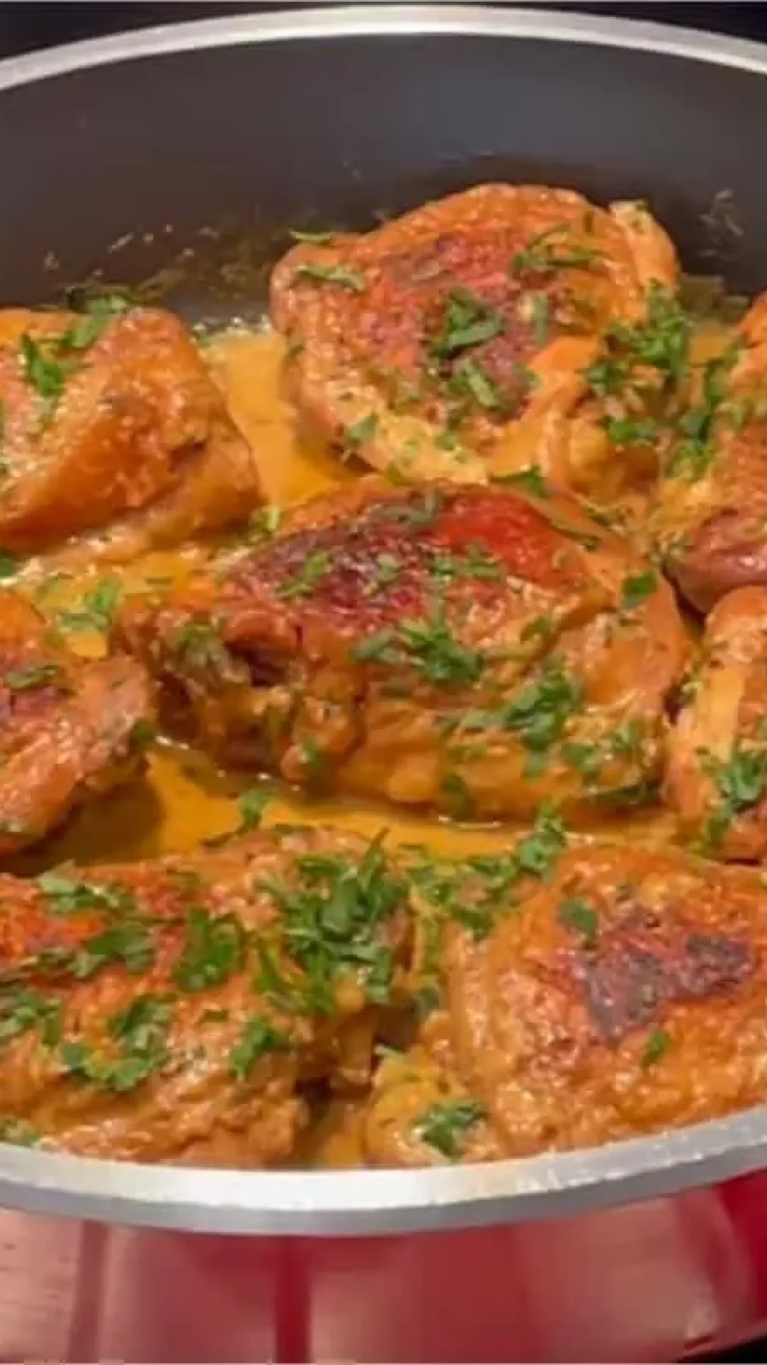 Sobrecoxa na mostarda: aprenda a fazer esse frango suculento e bem temperado de um jeito simples