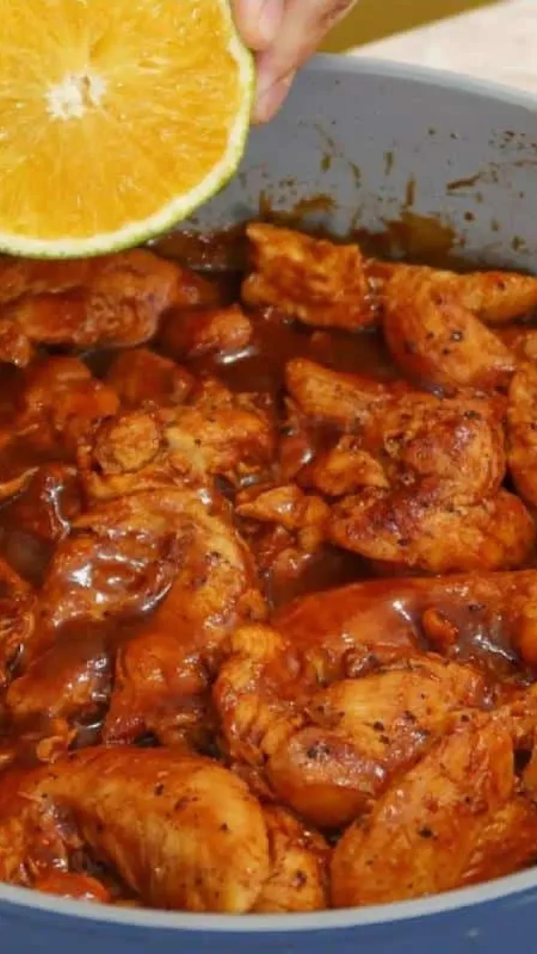 Sobrecoxa na panela agridoce bem fácil de fazer para o seu almoço