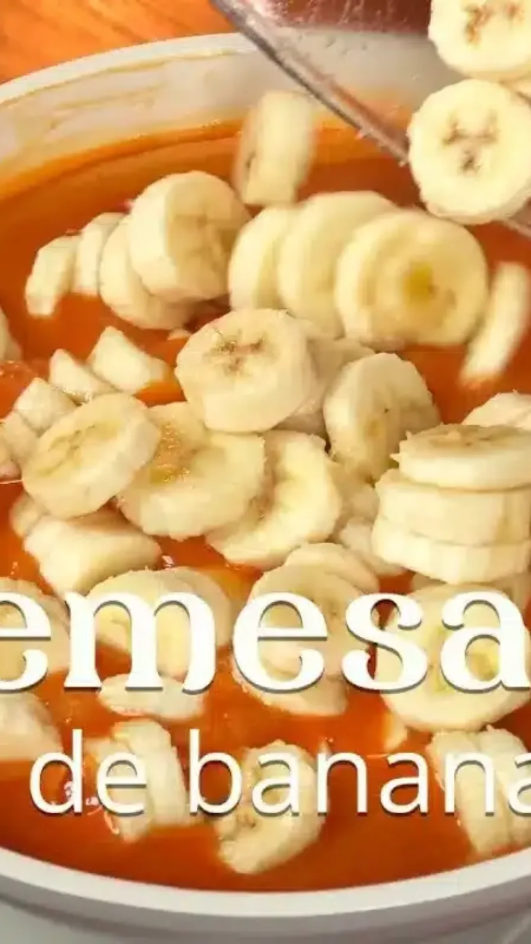 Sobremesa cremosa de banana que derrete na boca, um doce caseiro com sabor de infância